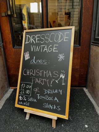 Vánoční párty už dnes v krámku 🥂🎄❄️ Těšit se můžete na plný obchod vintage kousků, skvělá vína od @viniko.cz, občerstvení...