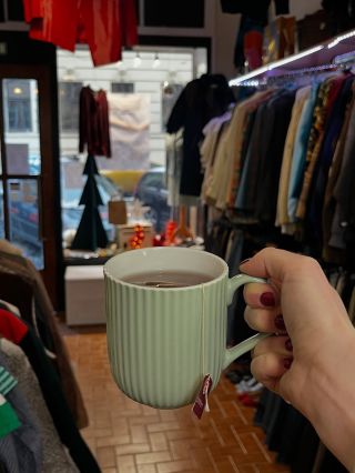 V krámku už je oficiálně zima a předvánoční čas 🎄❄️ Máme teplo, atmosféru, spoustu vlněných svetrů a můžete si k nákupům...