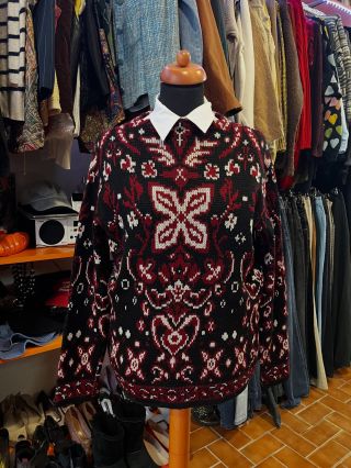 Vánoční vintage kousky z krámku ❄️ Pokud sháníte outfit pod stromeček, na Silvestr a nebo jen kousky do chladnějšího...